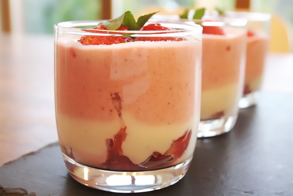 Erdbeer-Mascarpone-Creme im Glas angerichtet