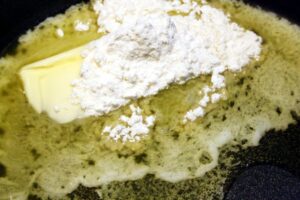 Velouté Grundrezept Schritt 1 - Geschmolzene Butter und Mehl im Topf