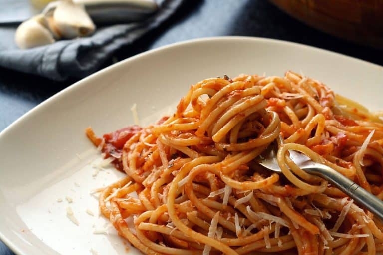 ein Teller Spaghetti mit einer Gabel