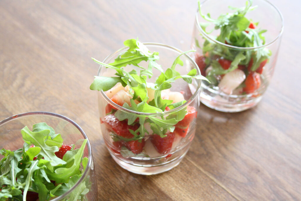 Spargel Erdbeer Ruccola Salat in Gläsern
